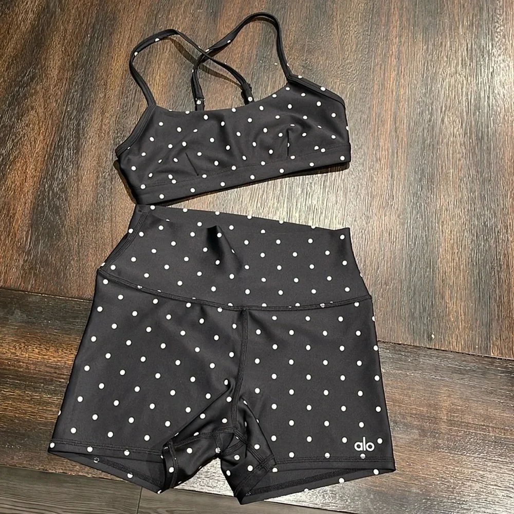 Alo Sports Bra and shorts - Picture 1 of 6